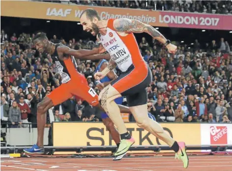  ??  ?? ► El turco Guliyev mete la cabeza en la meta de los 200 metros de Londres. FINAL ES DE AYER 400 m. vallas (f):
53”07; 200m. (m): 20”09; MEDALLERO País