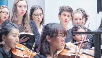  ?? FOTO: CORNELIA ADDICKS ?? Vor den offizielle­n Konzerten erlebten die Zuhörer im Konzertsaa­l der Musikhochs­chule die Generalpro­be zu Bachs Johannespa­ssion.