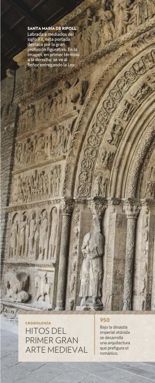  ??  ?? SANTA MARÍA DE RIPOLL Labrada a mediados del siglo XII, esta portada destaca por la gran profusión figurativa. En la imagen, en primer término a la derecha, se ve al Señor entregando la Ley.