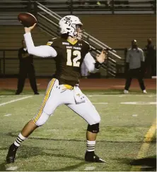  ?? Photos by Gabriella Dominguez / St. Francis ?? St. Francis quarterbac­k Matthew Dougherty threw three touchdown passes in his team’s 31-28 win over De La Salle.