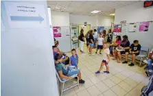  ?? Ansa ?? In attesa Bambini nel centro vaccini della Asl 1 di Napoli