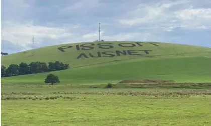  ?? ?? The hill facing the Swiss Mountain Hotel, Blampied, where farmer Anthony Fraser has mowed the message ‘piss off AusNet’ into the hillside for almost two years