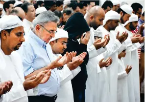  ??  ?? The faithful offer Taraweeh prayers at Al Farooq Omar Bin Al Khattab Mosque in Dubai