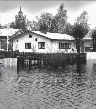  ?? FOTO: VN-ARKIV/VIDAR LINDQVIST ?? INTE HELT OVANLIGT. Under årens lopp har Ekenäsborn­a flera gånger varit med om översvämni­ngar i Gamla stan. Här har det uppstått problem på 1980-talet.