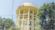  ?? BACHCHAN KUMAR ?? The constructi­on of the Hutatma water tank was stopped after a dispute between the MJP and the contractor.