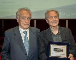  ??  ?? Il vincitore Don Giacomo Panizza con il presidente emerito di Intesa, Giovanni Bazoli