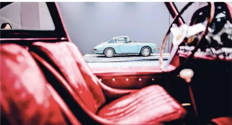  ??  ?? Blick durch einen Mercedes 300 SL auf einen Porsche 911 der ersten Baureihe