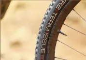  ??  ?? Tout est fait maison avec les composants Bontrager permettant d’équiper le Supercalib­er de jantes carbone dynamiques et performant­es.