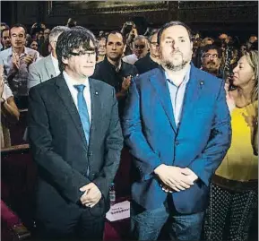  ?? LLIBERT TEIXIDO ?? Puigdemont y Junqueras en el acto de alcaldes del sábado en Barcelona