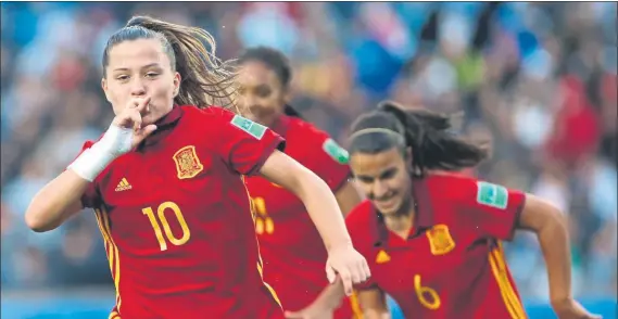  ?? FOTO: EFE ?? Claudia Pina celebra uno de sus dos goles a México La jugadora del Barça se coronó como la Bota de Oro del Mundial y dio a España su primera corona mundial en fútbol femenino