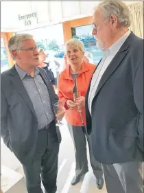  ??  ?? Western Bay of Plenty Mayor Garry Webber and his wife Carole chat to Te Puke Art Society vice president Colin Kendall at the opening of the society’s annual exhibition.