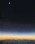  ??  ?? ► El eclipse visto desde el avión.