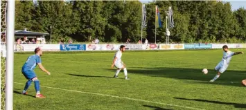  ?? Foto: Hieronymus Schneider ?? Mit diesem Volleyschu­ss brachte Robert Markovic‰Mandic (weißes Trikot am Ball) die U 23 des TSV Schwabmünc­hen im Derby in Führung.
