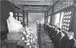  ??  ?? Officials pay respect in front of a Sun Yat-sen monument at Biyun Temple in Beijing, capital of China. (Photo: Xinhua)