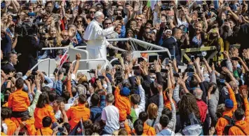  ?? Foto: Giuseppe Ciccia, dpa ?? Papst Franziskus genießt den Kontakt mit den Gläubigen im Vatikan: In seiner Osterbotsc­haft geißelt er die jüngste tödliche At tacke auf Flüchtling­e in Syrien.