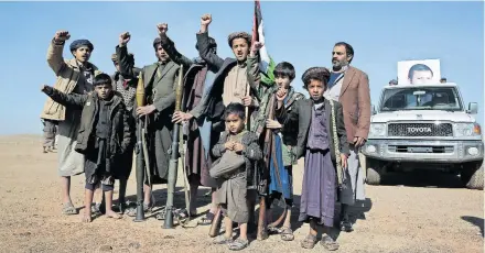  ?? [Imago/Osamah Yahya] ?? Anhänger der Houthi-Rebellen im Jemen. Die Auseinande­rsetzung mit den USA verschafft den Rebellen in der gesamten Region Zuspruch.