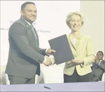  ?? ?? Minister of Natural Resources, Vickram Bharrat (left) exchanging the MoU with President of the European Commission, Ursula von der Leyen.