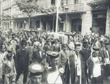  ?? FOTO: ARCHIVO ?? Cortejo fúnebre de Joan Gamper Los jugadores del Barça se turnaron para portar el féretro