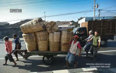  ??  ?? Aktivitas ekonomi warga di Parakan kala pagi.