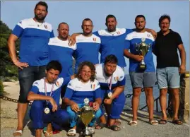  ?? (Photo Ly. F.) ?? Les seniors, Arnaud et Romain Vincent, Antony Mussou, Kévin Van Huffel, Yannick Saulnier et Marcus Lemée (absent sur la photo), Franck Mussou, le président, et les minimes Alessandro, Etan et Mathéo.