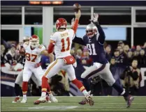  ?? ELISE AMENDOLA - THE ASSOCIATED PRESS ?? New England Patriots linebacker Jamie Collins (91) pressures Kansas City Chiefs quarterbac­k Alex Smith (11) in the first half of an NFL divisional playoff football game, Saturday, Jan. 16, 2016, in Foxborough, Mass.