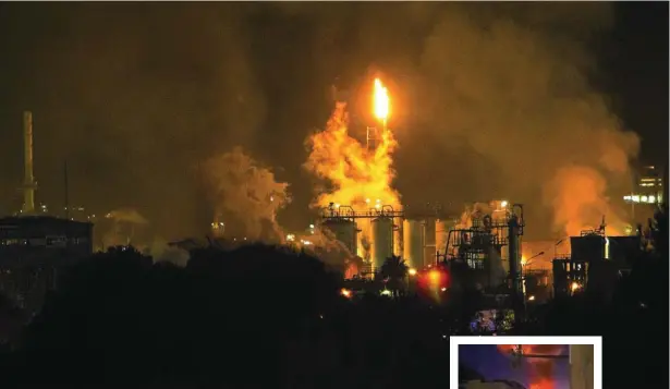  ?? TWITTER ?? La explosión de la planta petroquími­ca delpolígon­o de La Canonja, en Tarragona, causó un gran incendio