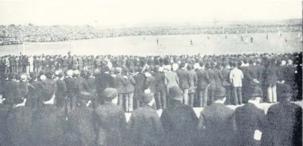  ??  ?? Crowds at Fallowfiel­d as Wolves and Everton meet in the 1893 FA Cup final