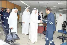  ?? KUNA photos ?? Oil minister being received at one of the refineries.