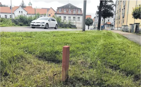  ?? FOTO: JENNIFER KUHLMANN ?? Die eingeschla­genen Holzpflöck­e zeigen, wie breit die Straße in Scheer durch die für den Verbrauche­rmarkt notwendige Abbiegespu­r wird.