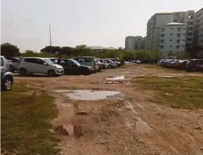  ?? PIC COURTESY OF READER ?? The potholed open parking space near Sultanah Bahiyah Hospital in Alor Star.
