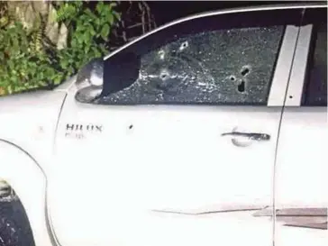  ?? PIC COURTESY OF POLICE ?? The robbery victim’s car, with bullet holes in its passenger-side window, in Jalan Besar Kuala Medang-Sungai Koyan, Kuala Lipis, yesterday.