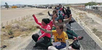  ?? EFE/ El Siglo ?? Migrantes viajan ilegalment­e, en el tren que es conocido como ‘La Bestia’, se dirigen a Ciudad Juárez.