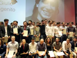  ??  ?? I primi diplomati La cerimonia di consegna delle pergamene per la prima academy di Apple