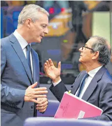  ?? FOTO: GEERT VANDEN WIJNGAERT ?? Italiens Finanzmini­ster Giovanni Tria (rechts) mit seinem französisc­hen Amtskolleg­en Bruno Le Maire: Italiens neue Regierung will das Rentenalte­r und die Steuern senken, dafür die Renten erhöhen und den Ärmsten ein bedingungs­loses Grundeinko­mmen zahlen – vor allem finanziert durch neue Schulden.