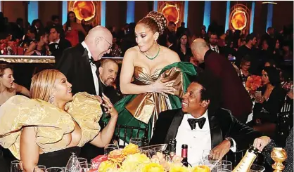  ?? NBCU PHOTO BANK VIA DAILY MAIL ?? MEJA PARA BINTANG: Jennifer Lopez menyapa Beyonce dan Jay-Z. Dua diva dunia itu sama-sama masuk nominasi, namun tak menang.