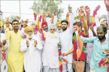  ?? SANJEEV KUMAR/HT ?? ■ As the Congress registered victory in majority of zones of block samiti and zila parishad polls, party workers celebratin­g outside the counting centre in Bathinda on Saturday.