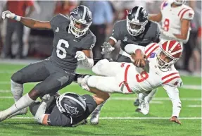  ?? SCOTT VARLEY/THE ORANGE COUNTY REGISTER VIA AP ?? Mater Dei quarterbac­k Bryce Young is tackled during a high school game against St. John Bosco in Bellflower.