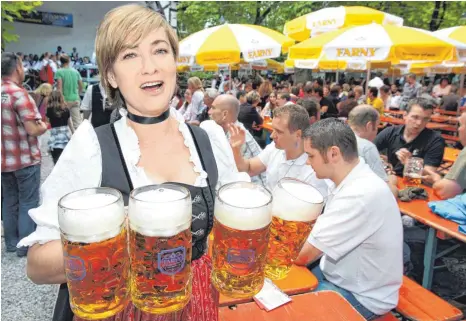  ?? FOTO: ROLAND RASEMANN ?? Der Biergarten ist eine Erfindung neueren Datums, aber das Bier schmeckt den Menschen schon lange – überall auf derwelt.