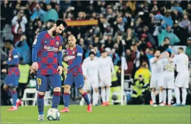  ?? ANDREA COMAS / AP ?? Messi, abatido, se dirige al saque de centro después del 1-0 de Vinícius