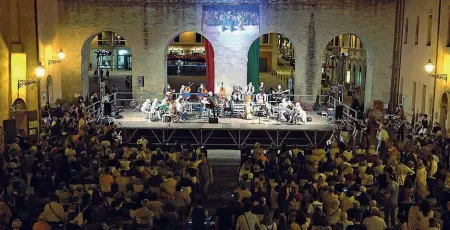  ??  ?? Sul palco Anche quest’anno l’ensemble del concerto finale è formato soprattutt­o da viole d’amore a chiave, le cosiddette «nyckelharp­a»