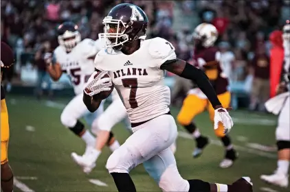  ?? Staff photo by Jerry Habraken ?? Atlanta’s D’Corey Larry breaks down the sideline during the first quarter of the Rabbits’ game against New Boston on Friday night in
New Boston, Texas.