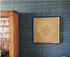  ?? DONNA GRIFFITH ?? Decorator Maureen Coates framed a sample of Fromental hand-painted wallpaper and hung it as artwork on a wall already covered in paper to complement the existing colours in the space.