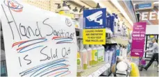  ?? FOTO: MARK HUMPHREY/DPA ?? Auch in den USA ist vielerorts „Händedesin­fektionsmi­ttel ausverkauf­t“, wie es auf diesem Schild in einem Supermarkt in Nashville steht.