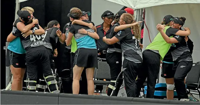  ?? GETTY IMAGES ?? Hugs all round for the White Ferns after beating Australia off the last ball of the match in Napier.