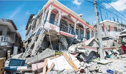  ?? — Reuters ?? Barely standing: the earthquake left many houses in ruins in Les Cayes, Haiti.