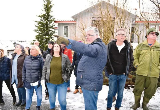  ??  ?? Høyres gruppelede­r og ordførerka­ndidat Geir Fredrik Sissener var naboenes talsperson under befaringen i Galliåsen på Hisøy i vår.