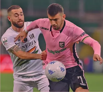  ?? GETTY ?? Aleksandar Trajkovski, 25 anni, attaccante del Palermo, trattenuto da Giuseppe Zampano, 24