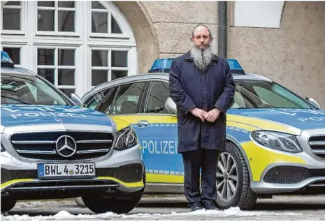  ??  ?? Ist künftig häufiger zu Gast: Rabbiner Shneur Trebnik steht im Hof des Polizeiprä­sidiums Ulm.