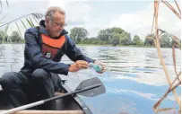  ?? FOTO: RONJA STRAUB ?? Plastik im Naturschut­zgebiet: Kanute Rainer Schmid aus Konstanz ist überrascht, wie viel Müll er im Ried findet.
Um den genauer zu lokalisier­en, hat sich eine Gruppe der europäisch­en Organisati­on Surfrider Europe (oben) eine App entwickelt. Per Kanu, Kajak und zu Fuß reisen sie gerade am Rhein entlang, um ihre Idee bekannt zu machen. Gestartet sind sie am Bodensee.