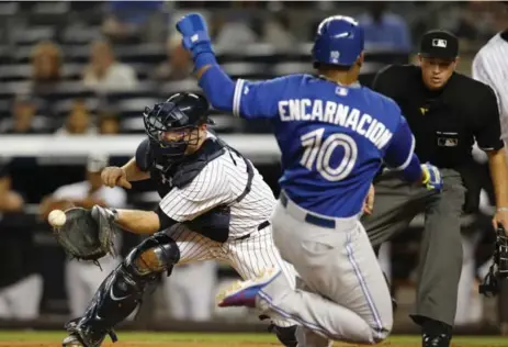  ?? KATHY WILLENS/THE ASSOCAITED PRESS ?? Edwin Encarnacio­n scores on a Troy Tulowitzki single, part of the Blue Jays’ five-run outburst in the first inning Friday night. Encarnacio­n later homered.